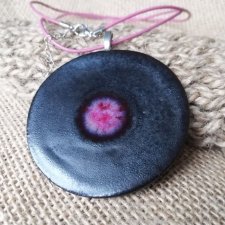 Stylowy naszyjnik ceramiczny - czarny wisior na fioletowym rzemieniu - biżuteria unikatowa - medalion ⌀65 mm - biżuteria autorska GAIA