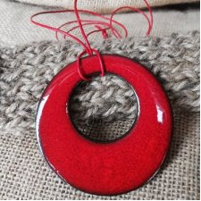 Czerwony naszyjnik z okrągłym wisiorkiem ceramicznym. Czerwony wisior ceramiczny DONUT ⌀75 mm na długim rzemieniu. Czerwona biżuteria ceramiczna GAIA