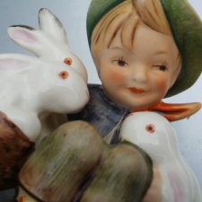 goebel hummel  germany lata 60-te  kolekcjonerska porcelanowa figurka w oldschoolowym stylu  urocza  pięknie wykonana ręcznie malowana