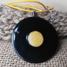 Naszyjnik MUSTARD & BLACK - nowoczesny wisiorek ceramiczny HAND-MADE - naszyjnik ceramiczny czerń i musztarda  - biżuteria autorska GAIA