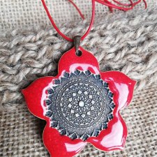 Czerwony naszyjnik KWIAT ORIENTU - naszyjnik ceramiczny z mandalą - czerwona biżuteria na prezent - CZERWONY KWIAT - biżuteria autorska GAIA