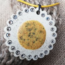 Unikalny NASZYJNIK MUSZTARDOWY wisiorek ceramiczny kwiat ⌀47 mm na żółtym rzemieniu jubilerskim - biżuteria autorska GAIA-ceramika