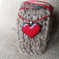Czerwony naszyjnik FOREVER z wisiorkiem ceramicznym w kształcie serduszka ⌀2,5 cm. Czerwone serce na rzemieniu. Romantyczna biżuteria. Ceramika GAIA