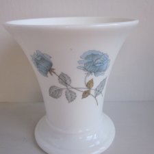 Wedgwood Ice Rose - szlachetnie porcelanowy wazonik  z kolekcjonerskiej serii Ice Rose