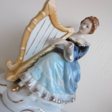 Hand made porcelain ręcznie wykonana i malowana  Starszej daty  -niespotykana porcelanowa figurka 17 cm  wysokości -ciekawe połączenie wykończenia bis