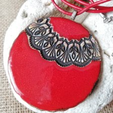 Czerwony naszyjnik ceramiczny wisior ⌀58 mm - autorski naszyjnik z wisiorem w stylu boho - duży wisior boho - biżuteria artystyczna GAIA