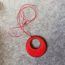 Czerwony naszyjnik COLOR POWER. Czerwony wisior geometryczny KOŁO ceramiczne ⌀6cm na czerwonym rzemieniu. Czerwona biżuteria nowoczesna. Ceramika GAIA