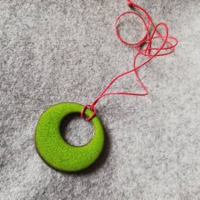 Zielony naszyjnik COLOR POWER. Zielony wisior geometryczny KOŁO ceramiczne ⌀55 mm na czerwonym rzemieniu. Zielona biżuteria modernistyczna. Gaia
