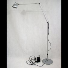 Lampa podłogowa-regulowana-dwa przeguby-regulowany klosz.