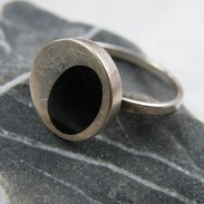 Pieścionek srebrny z czarnym oczkiem