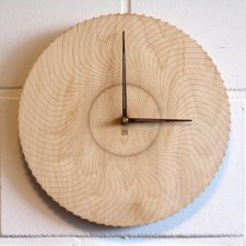 Zegar ścienny wykonany z drewna
