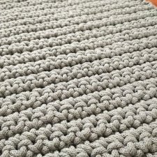 Duży dywan ze sznurka bawełnianego.