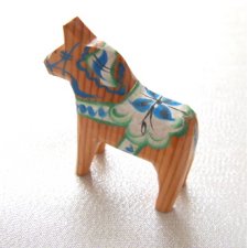 Drewniany konik,  ręcznie rzeżbiony  malowany