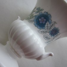 Wedgwood Clementine - seria kolekcjonerska i użytkowa -szlachetnie porcelanowa amfora -wazonik