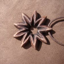 Zawieszka Wisior drewniany " kwiat - gwiazdka" mała rzeźba