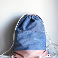 Jeansowy plecak worek z różowymi detalami