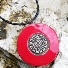 Soczyście czerwony naszyjnik ceramiczny - stylowy wisior ceramiczny na rzemieniu - okrągły wisiorek ⌀ 6 cm - biżuteria autorska GAIA