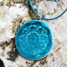 Turkusowy naszyjnik z ornamentem - okrągły wisiorek ceramiczny ⌀6,5 cm - duży medalion na długim rzemieniu - biżuteria autorska GAIA