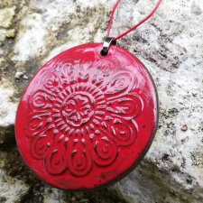 Czerwony naszyjnik z wytłoczonym ornamentem - stylowy wisior ceramiczny ⌀6,5 cm - duży medalion na długim rzemieniu - biżuteria autorska GAIA