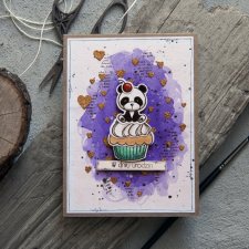 Kolorowa, dziecięca kartka urodzinowa z misiem pandą, muffinkiem i brokatowymi serduszkami