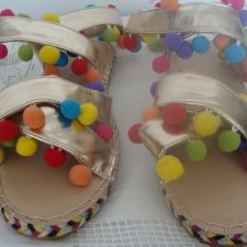 SANDAŁY Z POMPONAMI