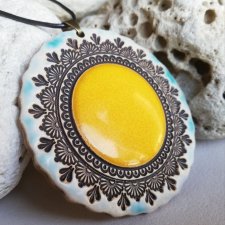 Słoneczny naszyjnik ceramiczny - żółty naszyjnik MANDALA - unikatowy wisior z ornamentem ø7 cm na rzemieniu stylu boho - biżuteria autorska GAIA