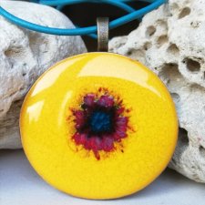 Żółty naszyjnik z błękitnym oczkiem - wisiorek ceramiczny na rzemieniu - energetyczny wisior wielobarwny ⌀5 cm - biżuteria autorska GAIA