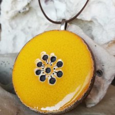 Żółty naszyjnik z ornamentem - wisiorek ceramiczny na rzemieniu - energetyczny wisior żółty  ⌀45 mm - biżuteria autorska GAIA