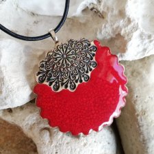Czerwony naszyjnik ceramiczny HAND-MADE -  ręcznie wykonany czerwony wisiorek ⌀48 mm - biżuteria idealna na prezent - naszyjnik z mandalą na szczęście