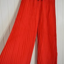 czerwone plisy