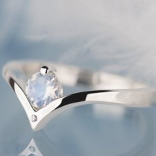 Srebrny pierścionek chevron z kamieniem ksieżycowym i diamentem