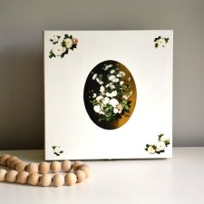 Pudełko z białą różą