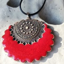 Czerwony naszyjnik MANDALA - wisior ceramiczny ⌀45 mm - stylowy prezent dla kobiety - biżuteria autorska GAIA ceramika