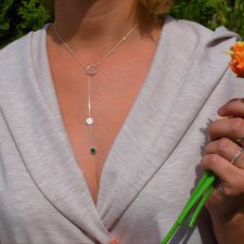 Srebrny ręcznie wykonany naszyjnik , celebrytka z zielonym agatem. Minimalistyczny naszyjnik. Biżuteria na lato na plaże .Delikatny naszyjnik.