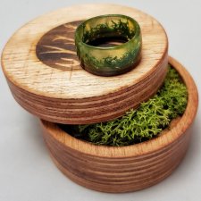 pierścionek z drewna i mchu