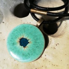 Malachitowy naszyjnik z wisiorkiem ceramicznym na grubym rzemieniu - piękny miętowo-błękitny wisior ⌀37 cm - biżuteria autorska GAIA