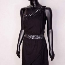 czarna sukienka z ozdobami