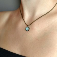 Wisiorek z niebieskim oczkiem