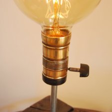 Dębowa lampa stołowa, stara drewniana lampka nocna, lampa ze starego drewna, oprawka lata 1930, lampa Edison z drewna,