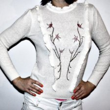 Biały sweterek z kwiatuszkami