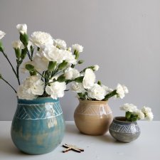 Zestaw z trzech wazonów ceramicznych