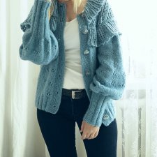 sweter z falbankami