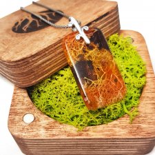 Wisiorek z kory dębu i mchu