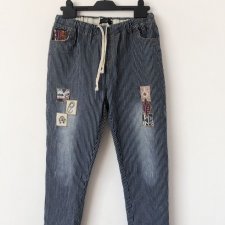 Jeansowe spodnie w paski z naszywkami etno JN37
