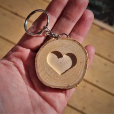 Drewniany breloczek do kluczy "serce"