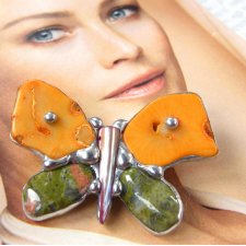 Broszka: Motyl pomarańczowym koralowcem