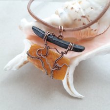 Surowy bursztyn w miedzianych falach, wisior wire wrapping z bursztynem i drewnem z Bałtyku