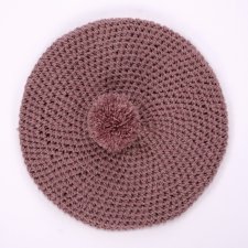Beret z pomponem.
