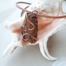 Surowy bursztyn w miedzianych falach, wisior wire wrapping z bursztynem i drewnem z Bałtyku