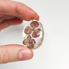 Przezroczysty wisiorek z żywicy z prawdziwymi kwiatami